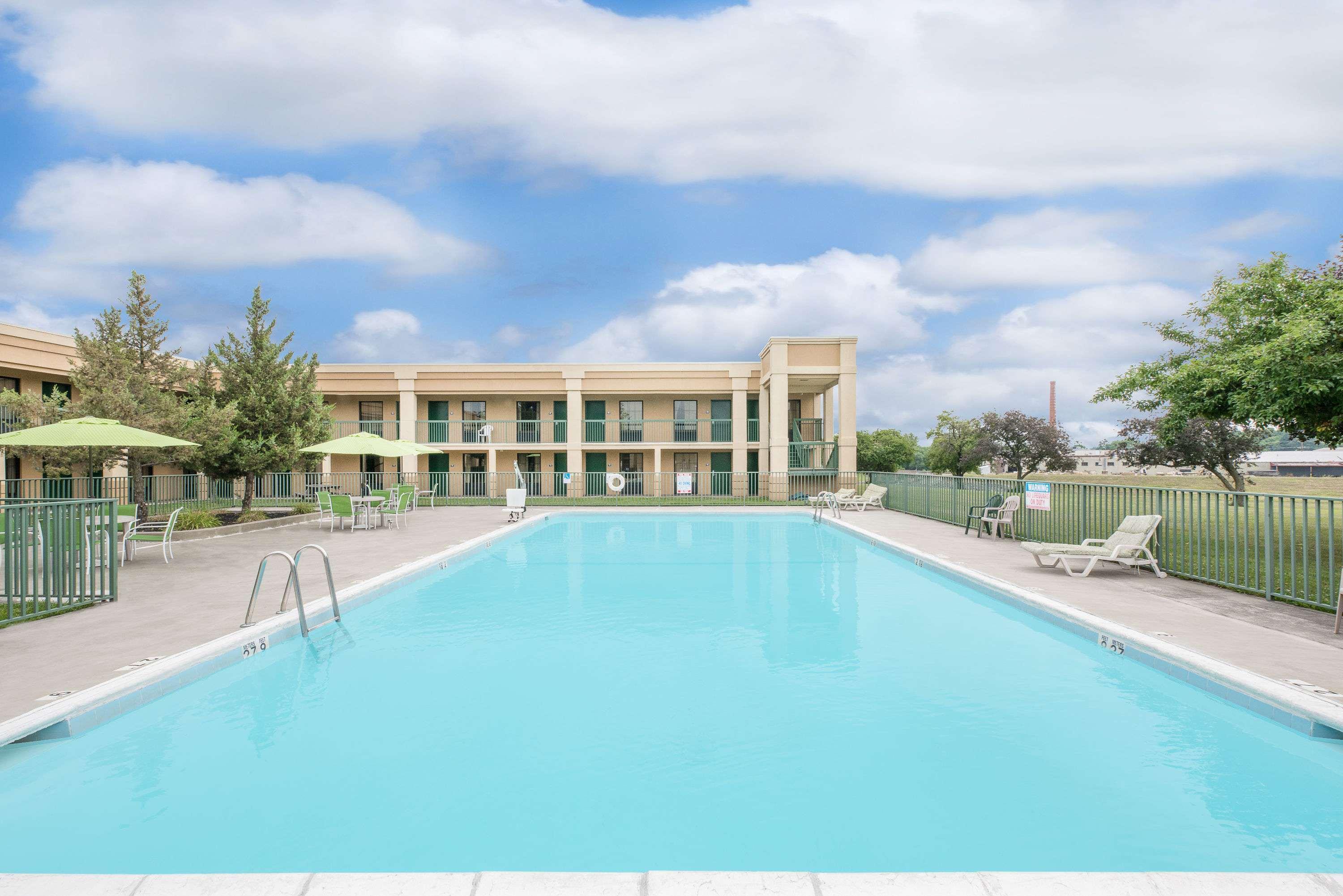 Days Inn & Suites By Wyndham York Exterior photo