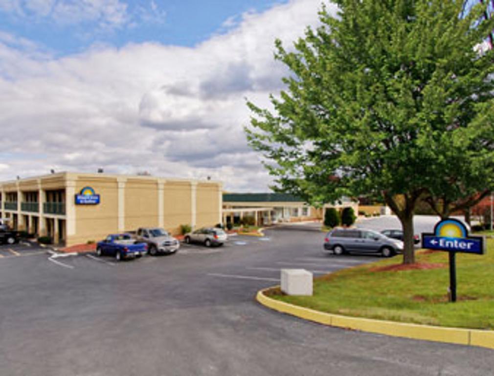 Days Inn & Suites By Wyndham York Exterior photo
